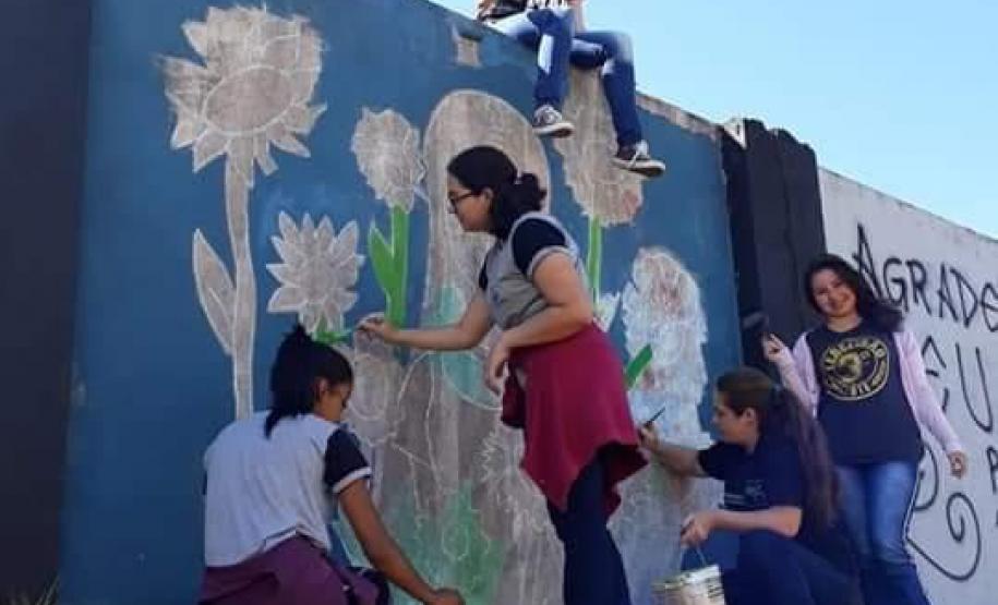 Com o intuito de levar aos educandos um conhecimento mais amplo sobre a Arte Urbana, a professora Márcia Tezza Souza do Colégio Estadual  Carmelina Ferreira Pedroso, município de Arapoti, idealizou o projeto " Pintura Mural e seus Benefícios na Transformação Pessoal e Social", cujo objetivo principal é causar impacto nos espectadores através de desenhos e frases que estimulam a reflexão, bem como levar a sociedade a valorizar a Arte como uma importante ferramenta na compreensão da Valorização