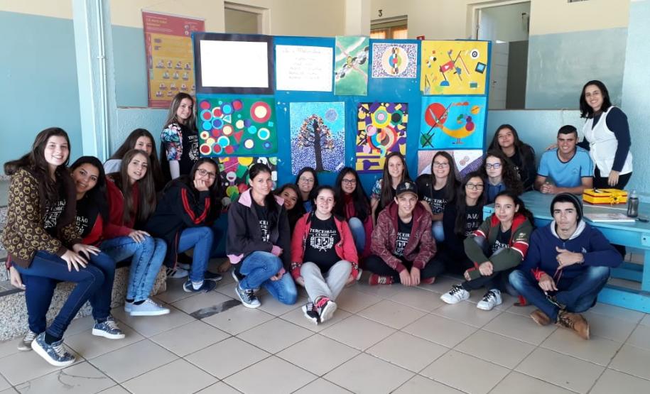 Criativas e inovadoras, assim estão acontecendo as aulas ministradas na 3ª série A do pela professora Rivalene Szczepanik do Colégio Estadual Maria Isabel Guimarães, município de São José da Boa Vista, despertando o interesse dos alunos e estimulando o senso criativo na efetivação dos exercícios. Estudar Matemática nunca foi tão prazeroso.