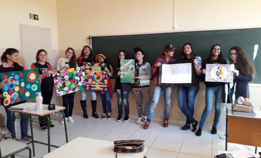 Criativas e inovadoras, assim estão acontecendo as aulas ministradas na 3ª série A do pela professora Rivalene Szczepanik do Colégio Estadual Maria Isabel Guimarães, município de São José da Boa Vista, despertando o interesse dos alunos e estimulando o senso criativo na efetivação dos exercícios. Estudar Matemática nunca foi tão prazeroso!