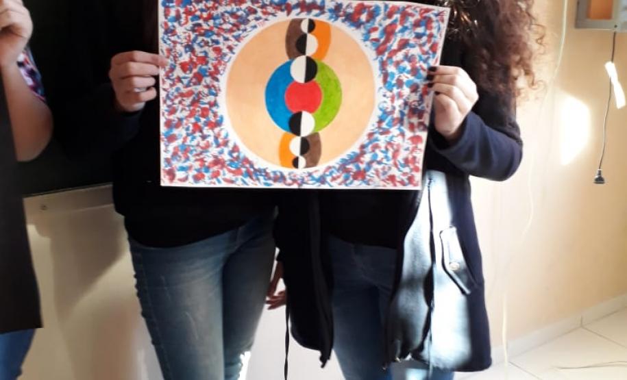 Criativas e inovadoras, assim estão acontecendo as aulas ministradas na 3ª série A do pela professora Rivalene Szczepanik do Colégio Estadual Maria Isabel Guimarães, município de São José da Boa Vista, despertando o interesse dos alunos e estimulando o senso criativo na efetivação dos exercícios. Estudar Matemática nunca foi tão prazeroso.