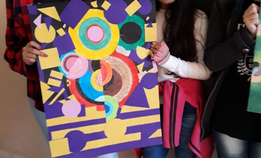 Criativas e inovadoras, assim estão acontecendo as aulas ministradas na 3ª série A do pela professora Rivalene Szczepanik do Colégio Estadual Maria Isabel Guimarães, município de São José da Boa Vista, despertando o interesse dos alunos e estimulando o senso criativo na efetivação dos exercícios. Estudar Matemática nunca foi tão prazeroso.