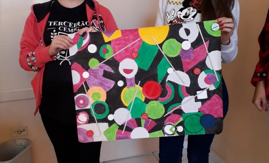 Criativas e inovadoras, assim estão acontecendo as aulas ministradas na 3ª série A do pela professora Rivalene Szczepanik do Colégio Estadual Maria Isabel Guimarães, município de São José da Boa Vista, despertando o interesse dos alunos e estimulando o senso criativo na efetivação dos exercícios. Estudar Matemática nunca foi tão prazeroso.