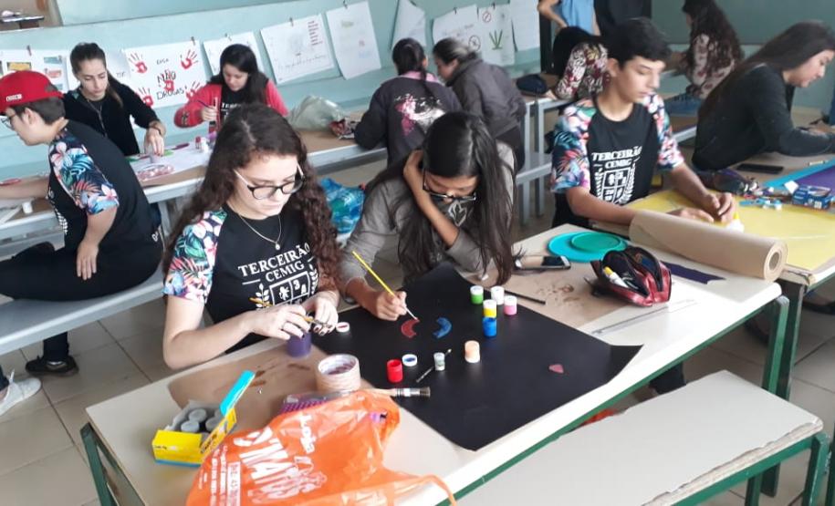 Criativas e inovadoras, assim estão acontecendo as aulas ministradas na 3ª série A do pela professora Rivalene Szczepanik do Colégio Estadual Maria Isabel Guimarães, município de São José da Boa Vista, despertando o interesse dos alunos e estimulando o senso criativo na efetivação dos exercícios. Estudar Matemática nunca foi tão prazeroso.