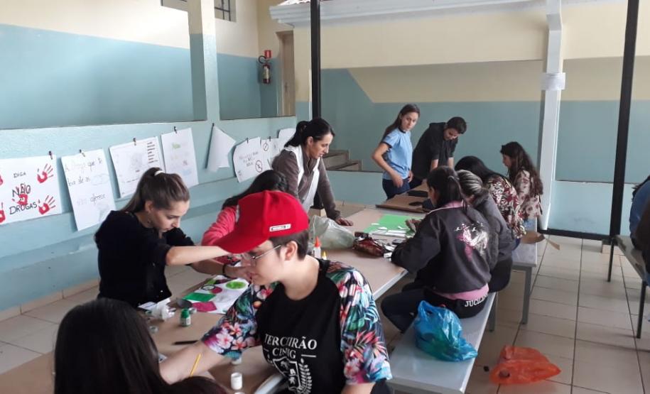 Criativas e inovadoras, assim estão acontecendo as aulas ministradas na 3ª série A do pela professora Rivalene Szczepanik do Colégio Estadual Maria Isabel Guimarães, município de São José da Boa Vista, despertando o interesse dos alunos e estimulando o senso criativo na efetivação dos exercícios. Estudar Matemática nunca foi tão prazeroso.