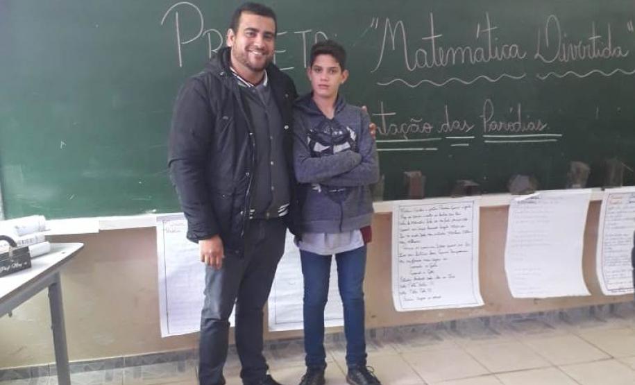 Considerada pela maioria dos alunos uma das disciplinas mais difíceis de se aprender, a Matemática nunca foi tão fácil de se lidar quanto no Colégio Estadual do Campo Professor Lauro Sangreman, município de Sengés. Isso porque o professor Maycon Marrero desenvolveu com os alunos do 8º ano o projeto "Matemática Divertida" que ajuda os estudantes a aprenderem a disciplina utilizando a música.