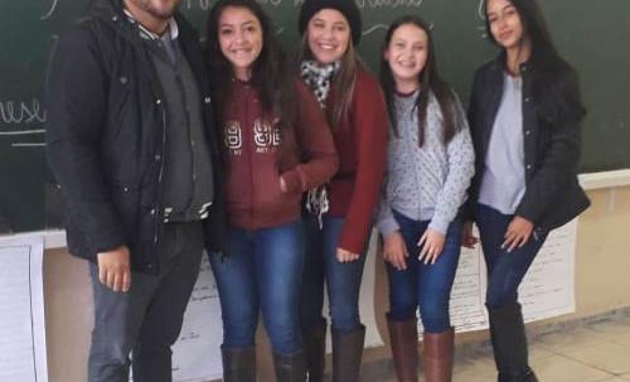 Considerada pela maioria dos alunos uma das disciplinas mais difíceis de se aprender, a Matemática nunca foi tão fácil de se lidar quanto no Colégio Estadual do Campo Professor Lauro Sangreman, município de Sengés. Isso porque o professor Maycon Marrero desenvolveu com os alunos do 8º ano o projeto "Matemática Divertida" que ajuda os estudantes a aprenderem a disciplina utilizando a música.