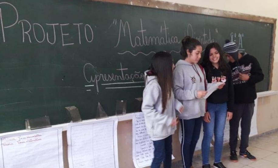 Considerada pela maioria dos alunos uma das disciplinas mais difíceis de se aprender, a Matemática nunca foi tão fácil de se lidar quanto no Colégio Estadual do Campo Professor Lauro Sangreman, município de Sengés. Isso porque o professor Maycon Marrero desenvolveu com os alunos do 8º ano o projeto "Matemática Divertida" que ajuda os estudantes a aprenderem a disciplina utilizando a música.