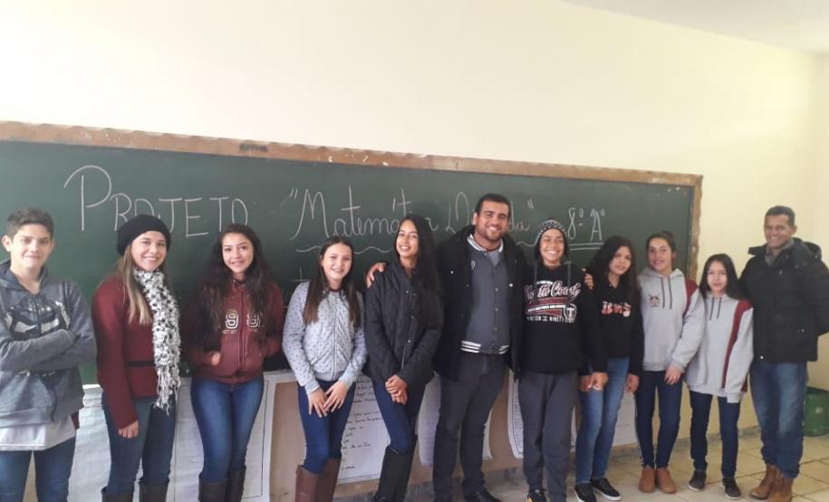 Considerada pela maioria dos alunos uma das disciplinas mais difíceis de se aprender, a Matemática nunca foi tão fácil de se lidar quanto no Colégio Estadual do Campo Professor Lauro Sangreman, município de Sengés. Isso porque o professor Maycon Marrero desenvolveu com os alunos do 8º ano o projeto "Matemática Divertida" que ajuda os estudantes a aprenderem a disciplina utilizando a música.