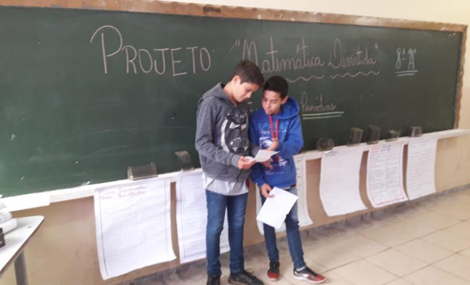 Considerada pela maioria dos alunos uma das disciplinas mais difíceis de se aprender, a Matemática nunca foi tão fácil de se lidar quanto no Colégio Estadual do Campo Professor Lauro Sangreman, município de Sengés. Isso porque o professor Maycon Marrero desenvolveu com os alunos do 8º ano o projeto "Matemática Divertida" que ajuda os estudantes a aprenderem a disciplina utilizando a música.