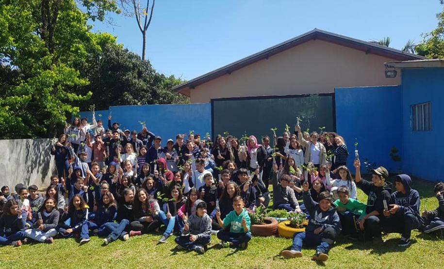 As Instituições de Ensino Estaduais jurisdicionadas ao NRE de Wenceslau Braz aderem ao Programa Paraná Mais Verde, ação promovida pela Secretaria de Estado do Desenvolvimento Sustentável e do Turismo em parceria com as demais pastas do Estado.