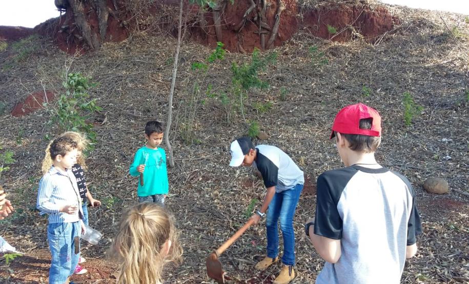 As Instituições de Ensino Estaduais jurisdicionadas ao NRE de Wenceslau Braz aderem ao Programa Paraná Mais Verde, ação promovida pela Secretaria de Estado do Desenvolvimento Sustentável e do Turismo em parceria com as demais pastas do Estado.