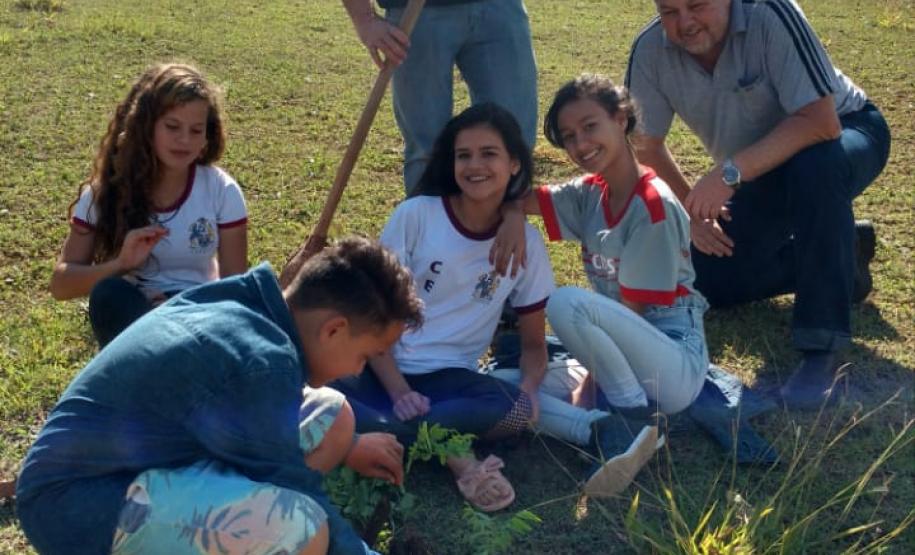 As Instituições de Ensino Estaduais jurisdicionadas ao NRE de Wenceslau Braz aderem ao Programa Paraná Mais Verde, ação promovida pela Secretaria de Estado do Desenvolvimento Sustentável e do Turismo em parceria com as demais pastas do Estado.