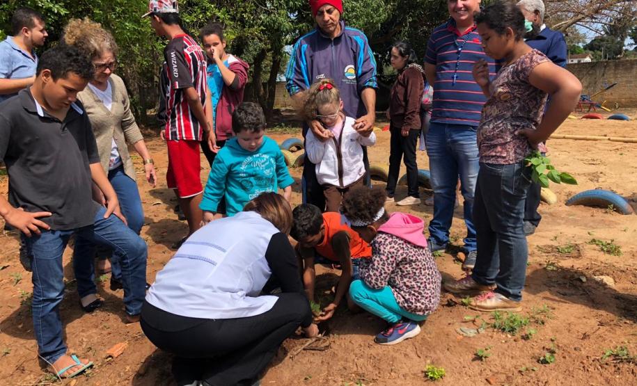 As Instituições de Ensino Estaduais jurisdicionadas ao NRE de Wenceslau Braz aderem ao Programa Paraná Mais Verde, ação promovida pela Secretaria de Estado do Desenvolvimento Sustentável e do Turismo em parceria com as demais pastas do Estado.