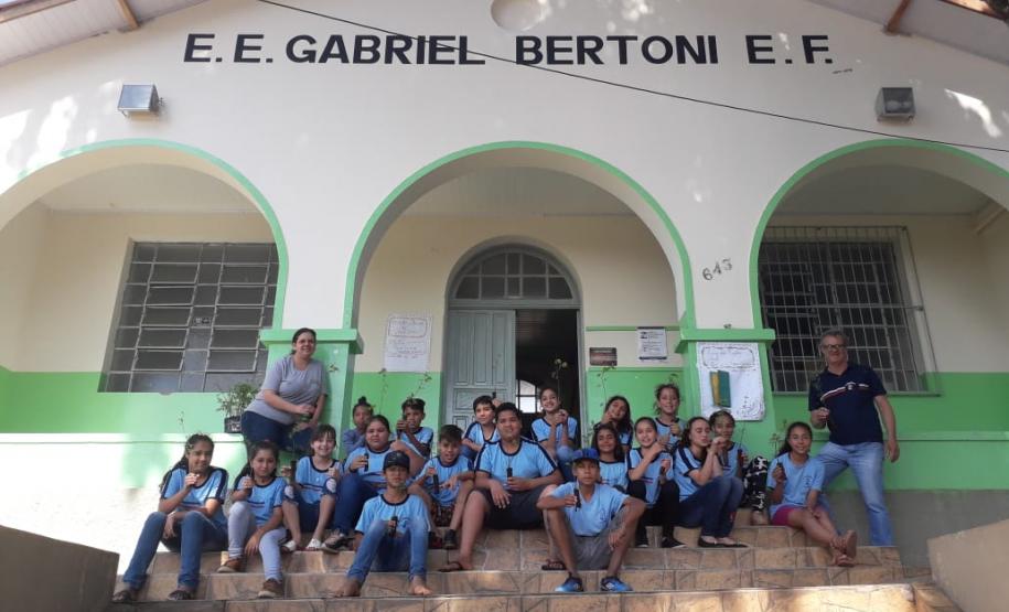 As Instituições de Ensino Estaduais jurisdicionadas ao NRE de Wenceslau Braz aderem ao Programa Paraná Mais Verde, ação promovida pela Secretaria de Estado do Desenvolvimento Sustentável e do Turismo em parceria com as demais pastas do Estado.