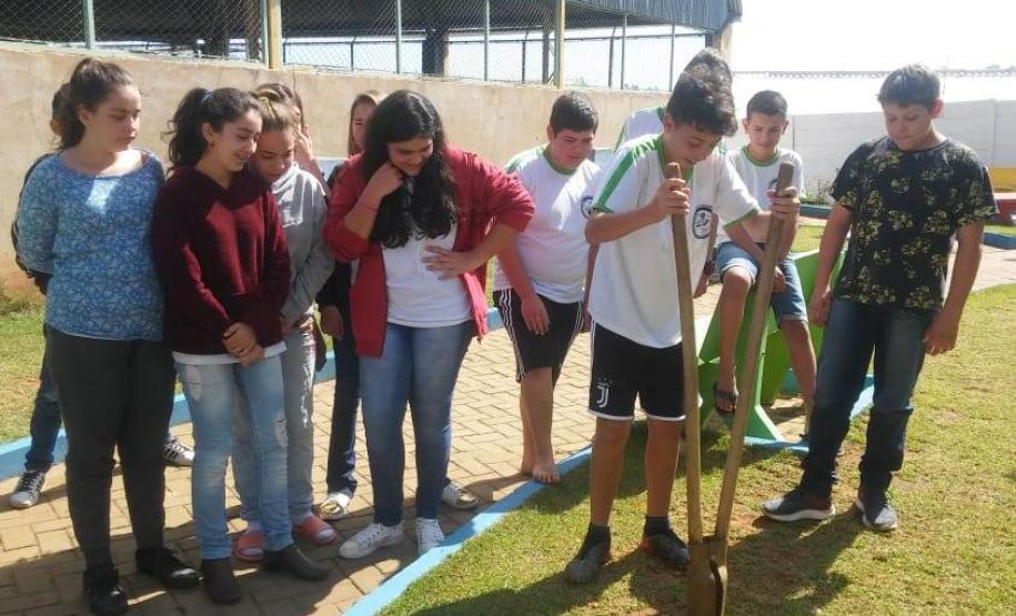 As Instituições de Ensino Estaduais jurisdicionadas ao NRE de Wenceslau Braz aderem ao Programa Paraná Mais Verde, ação promovida pela Secretaria de Estado do Desenvolvimento Sustentável e do Turismo em parceria com as demais pastas do Estado.