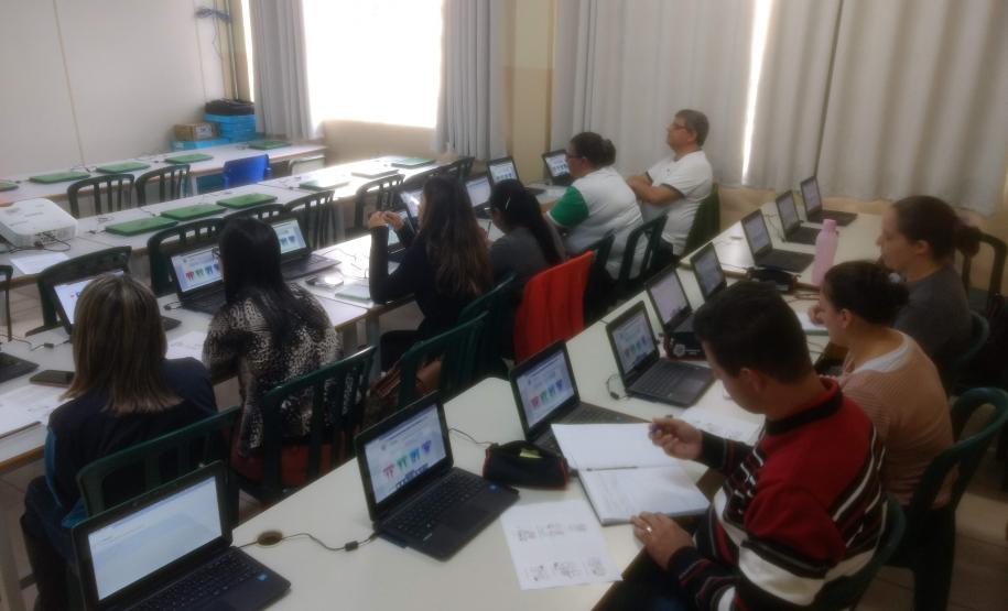 A SEED/NRE/CRTE Wenceslau Braz realizou no mês de setembro a Oficina Descomplicando a Programação que teve como objetivo o desenvolvimento do raciocínio lógico na resolução de problemas por meio da programação.