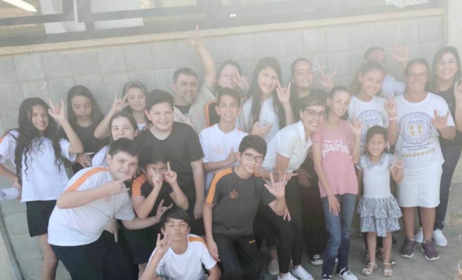 Alunos da SRM Surdez do Colégio Estadual Rodrigues Alves, realizaram na última quinta-feira, 03 de outubro, uma visita monitorada ao Colégio Positivo, ambos situados no município de Jaguariaíva.