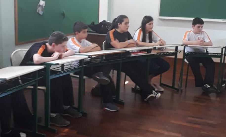 Alunos da SRM Surdez do Colégio Estadual Rodrigues Alves, realizaram na última quinta-feira, 03 de outubro, uma visita monitorada ao Colégio Positivo, ambos situados no município de Jaguariaíva.