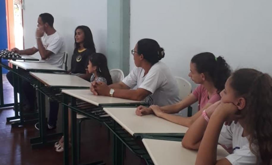 Alunos da SRM Surdez do Colégio Estadual Rodrigues Alves, realizaram na última quinta-feira, 03 de outubro, uma visita monitorada ao Colégio Positivo, ambos situados no município de Jaguariaíva.