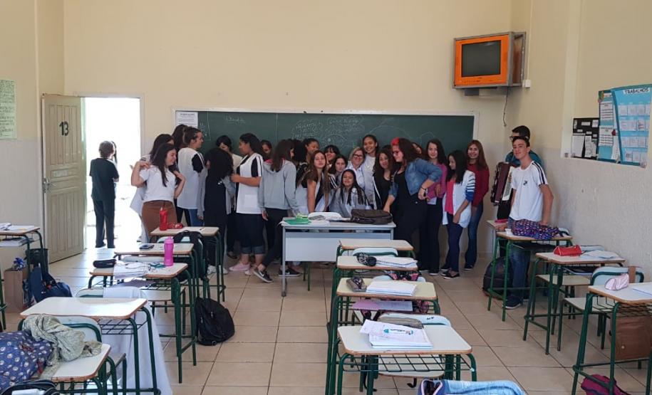 Um dia especial cheio de emoções e surpresas. Cada escola promoveu uma atividade diferenciada para homenagear seus professores, parabenizando-os  pelo dia 15 de outubro, data em que os profissionais de educação são reconhecidos pelo papel que têm na formação dos jovens e contribuição para uma sociedade melhor.