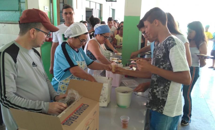 Um dia especial cheio de emoções e surpresas. Cada escola promoveu uma atividade diferenciada para homenagear seus professores, parabenizando-os  pelo dia 15 de outubro, data em que os profissionais de educação são reconhecidos pelo papel que têm na formação dos jovens e contribuição para uma sociedade melhor.