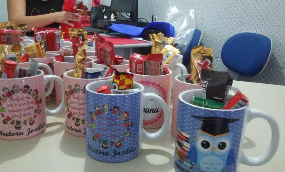 Um dia especial cheio de emoções e surpresas. Cada escola promoveu uma atividade diferenciada para homenagear seus professores, parabenizando-os  pelo dia 15 de outubro, data em que os profissionais de educação são reconhecidos pelo papel que têm na formação dos jovens e contribuição para uma sociedade melhor.