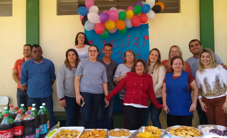 Um dia especial cheio de emoções e surpresas. Cada escola promoveu uma atividade diferenciada para homenagear seus professores, parabenizando-os  pelo dia 15 de outubro, data em que os profissionais de educação são reconhecidos pelo papel que têm na formação dos jovens e contribuição para uma sociedade melhor.