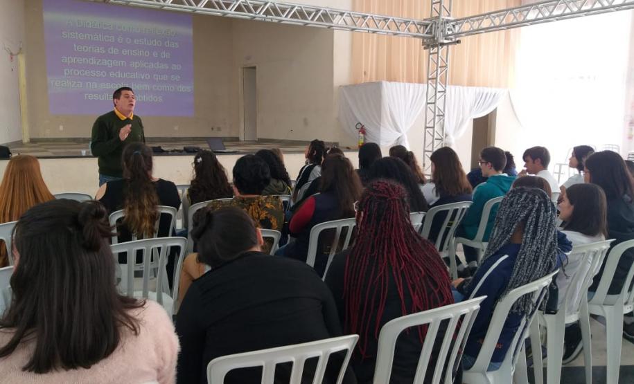 O Núcleo Regional de Educação de Wenceslau Braz em parceria com a FAFIT  (Faculdades Integradas de Itararé), promoveu no dia 09 de outubro um curso sobre “Metodologias na Educação Infantil”.