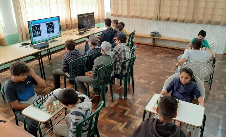 No dia 06 de novembro o Colégio Estadual do Campo Cerrado das Cinzas, de Arapoti, abriu as portas para comunidade, oferecendo alguns atendimentos gratuitos.