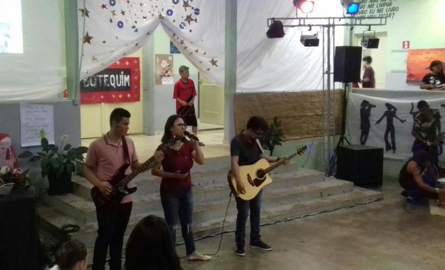 I Festival de Talentos do Colégio Estadual Erasmo Braga Com objetivo de incentivar os alunos a se expressarem por meio da dança, música e teatro, aconteceu no dia 13 novembro o I Festival de talentos do Colégio Estadual Erasmo Braga, município de Sengés em alusão ao Dia da Família na Escola, sendo aberto aos pais e comunidade escolar.