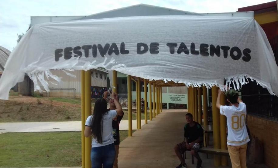I Festival de Talentos do Colégio Estadual Erasmo Braga Com objetivo de incentivar os alunos a se expressarem por meio da dança, música e teatro, aconteceu no dia 13 novembro o I Festival de talentos do Colégio Estadual Erasmo Braga, município de Sengés em alusão ao Dia da Família na Escola, sendo aberto aos pais e comunidade escolar.