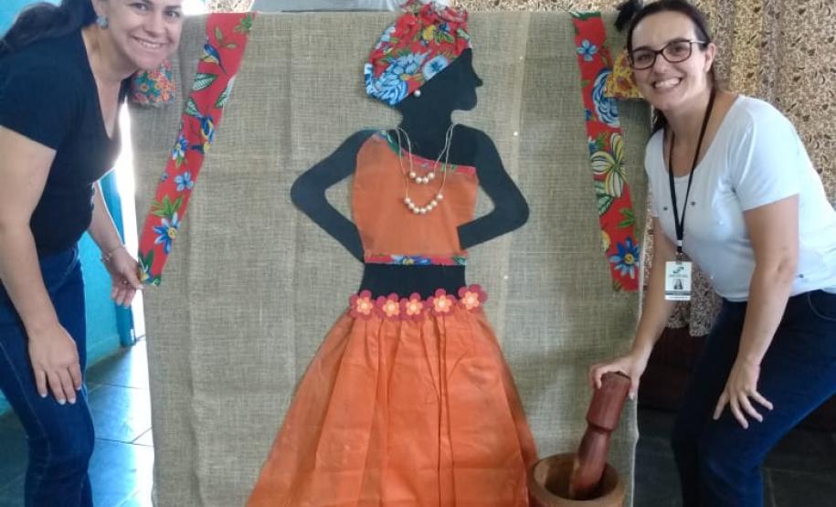 Com o objetivo de promover entre os alunos reflexões sobre a importância e o reconhecimento da contribuição das culturas africanas na formação da identidade do povo brasileiro, colégios da rede estadual de ensino e APAES jurisdicionados a este NRE realizaram várias atividades culturais e artísticas, em Comemoração ao Dia da Consciência Negra.