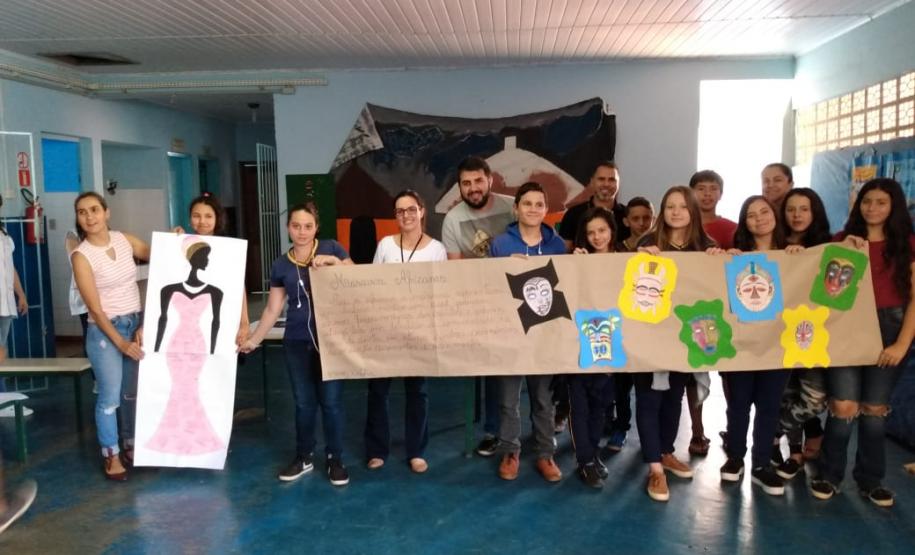 Com o objetivo de promover entre os alunos reflexões sobre a importância e o reconhecimento da contribuição das culturas africanas na formação da identidade do povo brasileiro, colégios da rede estadual de ensino e APAES jurisdicionados a este NRE realizaram várias atividades culturais e artísticas, em Comemoração ao Dia da Consciência Negra.