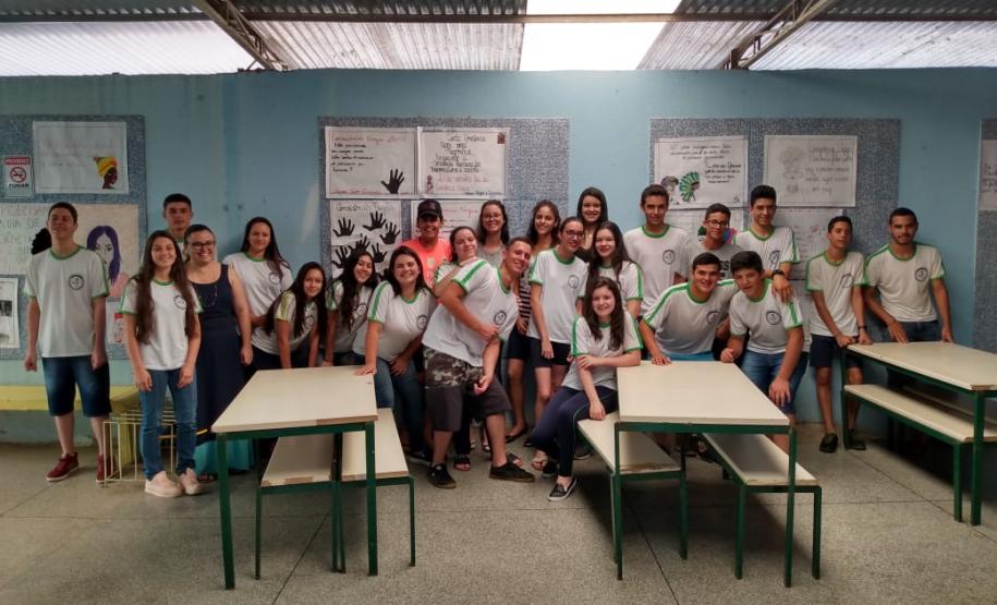 Com o objetivo de promover entre os alunos reflexões sobre a importância e o reconhecimento da contribuição das culturas africanas na formação da identidade do povo brasileiro, colégios da rede estadual de ensino e APAES jurisdicionados a este NRE realizaram várias atividades culturais e artísticas, em Comemoração ao Dia da Consciência Negra.