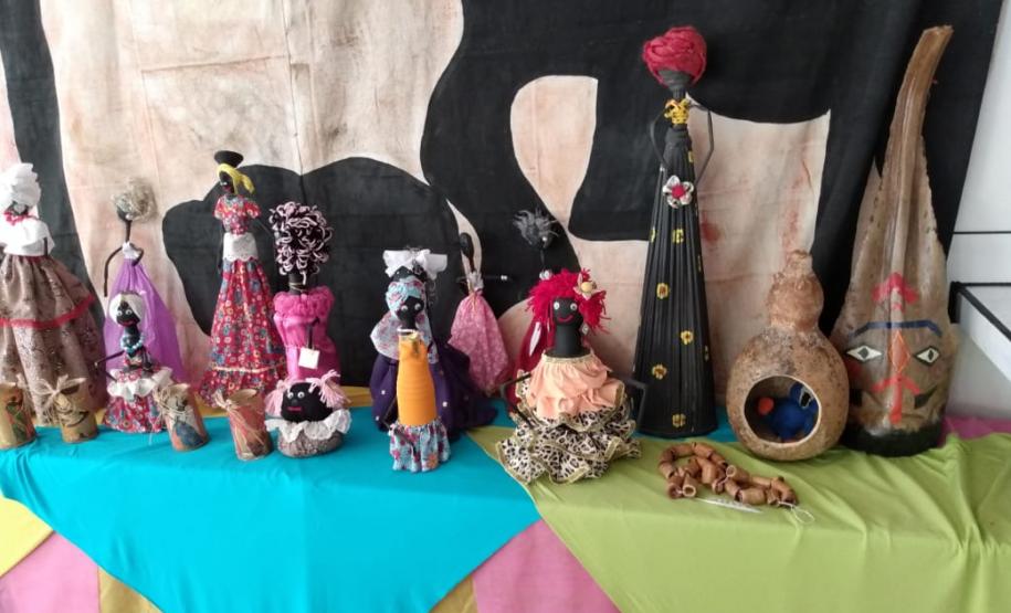 Com o objetivo de promover entre os alunos reflexões sobre a importância e o reconhecimento da contribuição das culturas africanas na formação da identidade do povo brasileiro, colégios da rede estadual de ensino e APAES jurisdicionados a este NRE realizaram várias atividades culturais e artísticas, em Comemoração ao Dia da Consciência Negra.