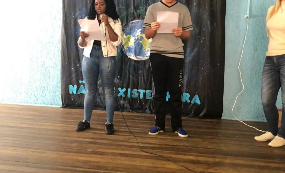 Com o objetivo de promover entre os alunos reflexões sobre a importância e o reconhecimento da contribuição das culturas africanas na formação da identidade do povo brasileiro, colégios da rede estadual de ensino e APAES jurisdicionados a este NRE realizaram várias atividades culturais e artísticas, em Comemoração ao Dia da Consciência Negra.