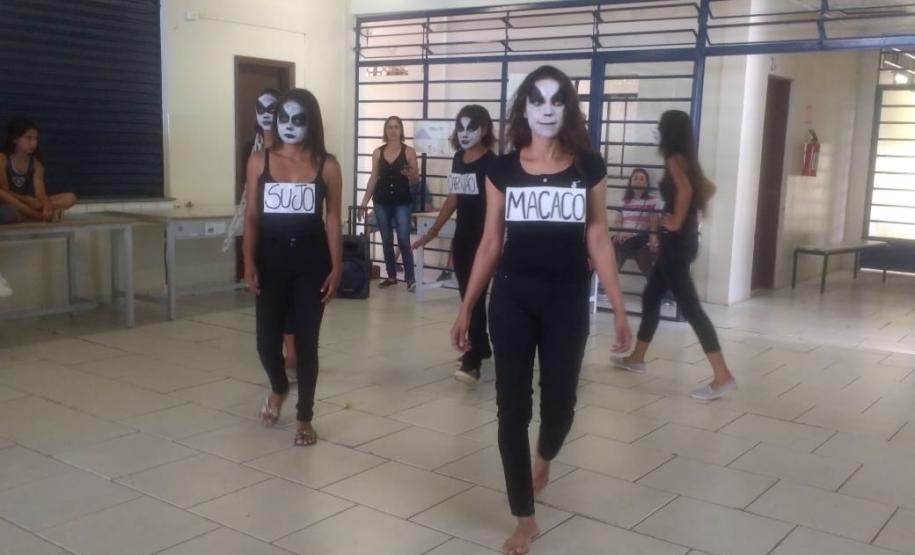 Com o objetivo de promover entre os alunos reflexões sobre a importância e o reconhecimento da contribuição das culturas africanas na formação da identidade do povo brasileiro, colégios da rede estadual de ensino e APAES jurisdicionados a este NRE realizaram várias atividades culturais e artísticas, em Comemoração ao Dia da Consciência Negra.