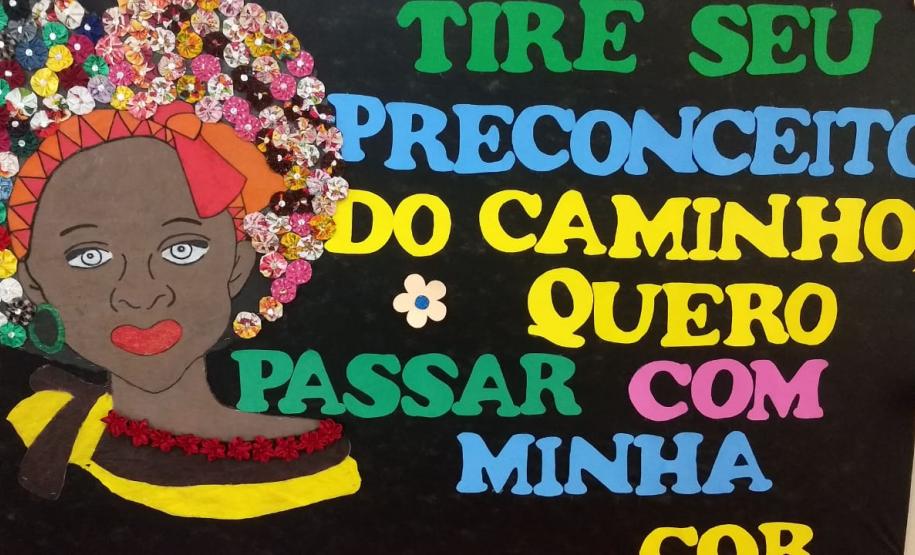 Com o objetivo de promover entre os alunos reflexões sobre a importância e o reconhecimento da contribuição das culturas africanas na formação da identidade do povo brasileiro, colégios da rede estadual de ensino e APAES jurisdicionados a este NRE realizaram várias atividades culturais e artísticas, em Comemoração ao Dia da Consciência Negra.