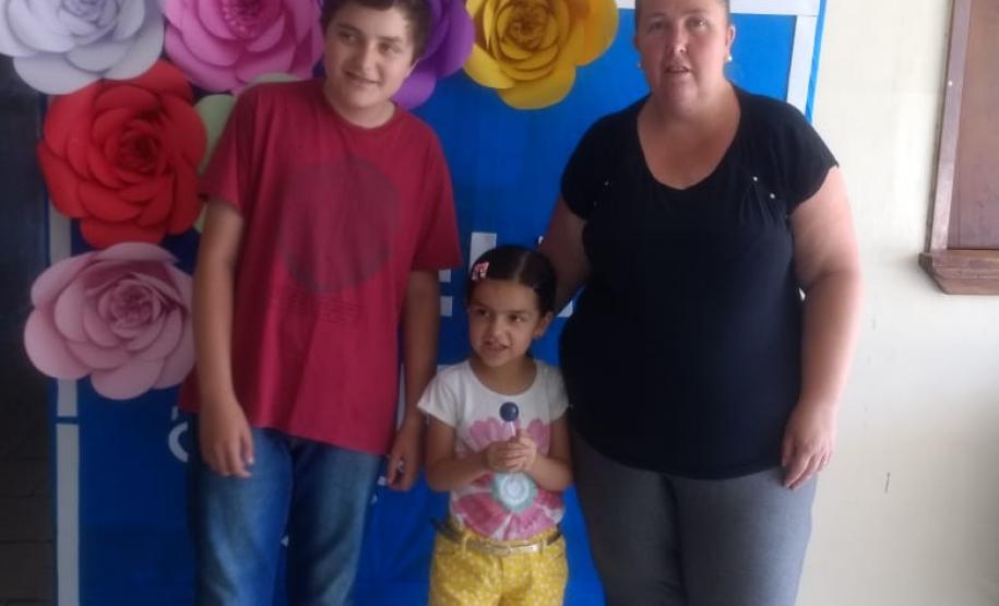 Escolas Estaduais Aderem ao Dia da Família na Escola Com o objetivo de fomentar a integração das famílias dos(as) estudantes ao ambiente escolar, escolas estaduais promoveram no último sábado, (23) o Dia da Família na Escola.