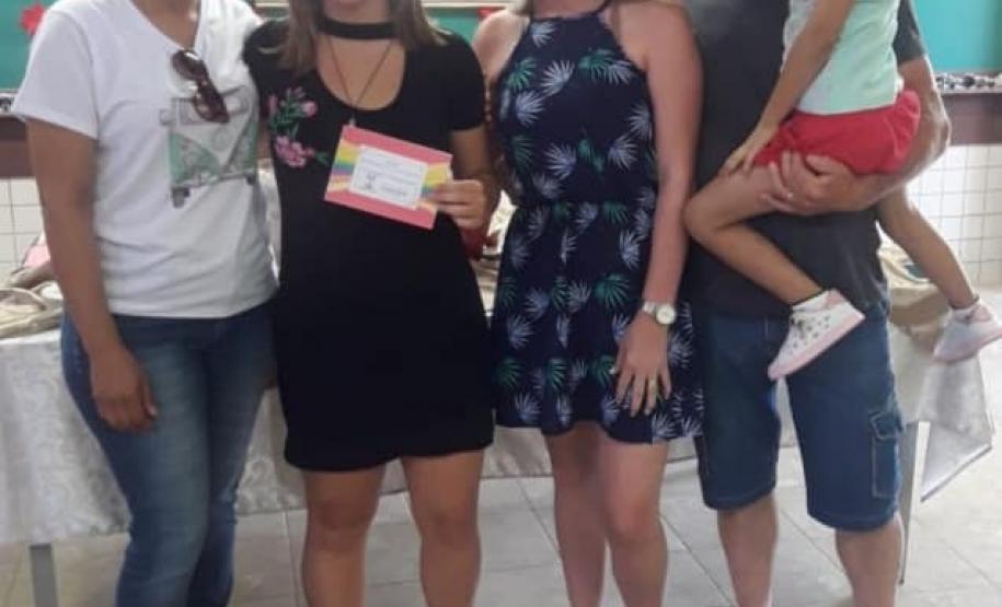 Escolas Estaduais Aderem ao Dia da Família na Escola Com o objetivo de fomentar a integração das famílias dos(as) estudantes ao ambiente escolar, escolas estaduais promoveram no último sábado, (23) o Dia da Família na Escola.