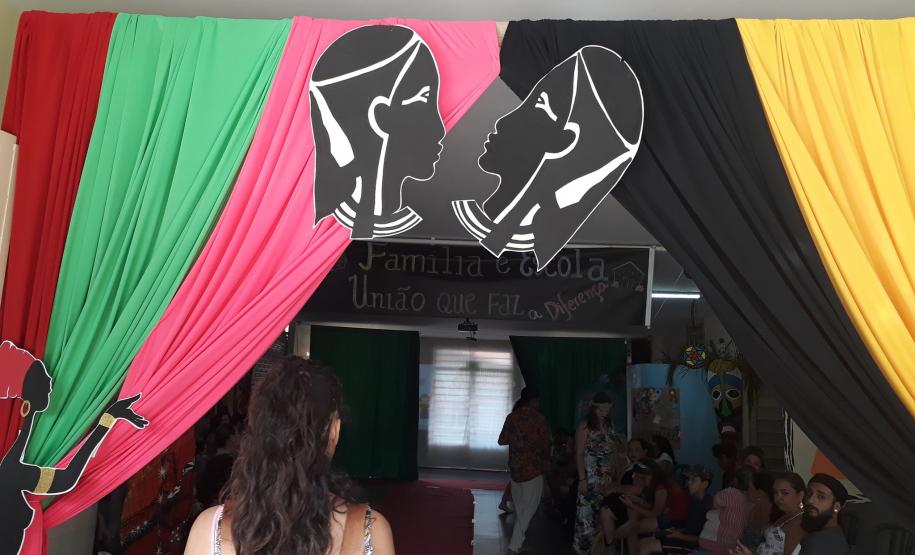 Escolas Estaduais Aderem ao Dia da Família na Escola Com o objetivo de fomentar a integração das famílias dos(as) estudantes ao ambiente escolar, escolas estaduais promoveram no último sábado, (23) o Dia da Família na Escola.