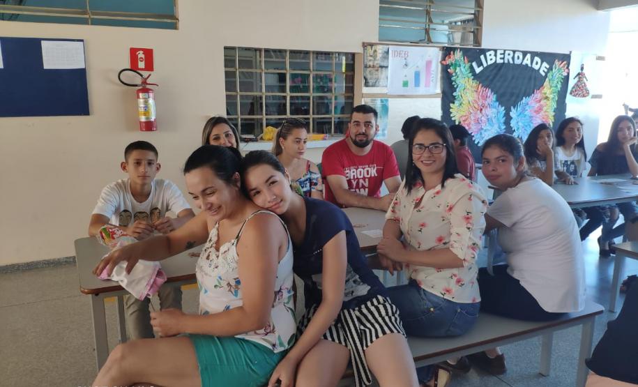 Escolas Estaduais Aderem ao Dia da Família na Escola Com o objetivo de fomentar a integração das famílias dos(as) estudantes ao ambiente escolar, escolas estaduais promoveram no último sábado, (23) o Dia da Família na Escola.