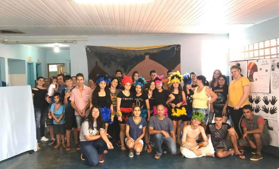 Escolas Estaduais Aderem ao Dia da Família na Escola Com o objetivo de fomentar a integração das famílias dos(as) estudantes ao ambiente escolar, escolas estaduais promoveram no último sábado, (23) o Dia da Família na Escola.