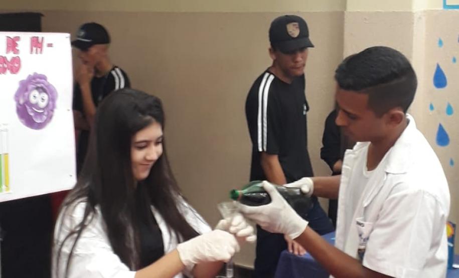 Colégio Rodrigues Alves promove Exposição de Trabalhos de Química" Alunos do Colégio Estadual Rodrigues Alves, localizado em Jaguariaíva, apresentaram na última quinta-feira, dia 28 de novembro, trabalhos e experimentos químicos na “ Exposição de Trabalhos de Química”.