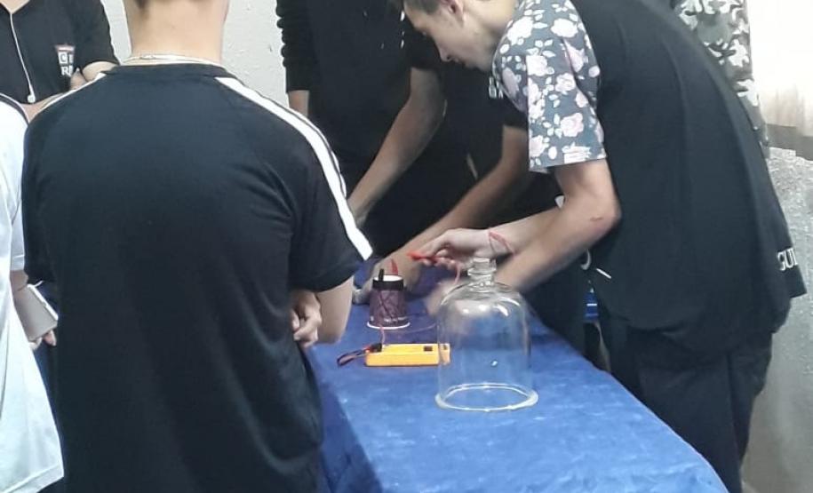 Colégio Rodrigues Alves promove Exposição de Trabalhos de Química" Alunos do Colégio Estadual Rodrigues Alves, localizado em Jaguariaíva, apresentaram na última quinta-feira, dia 28 de novembro, trabalhos e experimentos químicos na “ Exposição de Trabalhos de Química”.