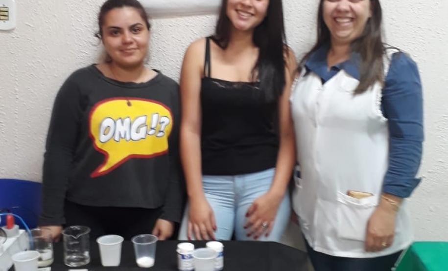 Colégio Rodrigues Alves promove Exposição de Trabalhos de Química" Alunos do Colégio Estadual Rodrigues Alves, localizado em Jaguariaíva, apresentaram na última quinta-feira, dia 28 de novembro, trabalhos e experimentos químicos na “ Exposição de Trabalhos de Química”.