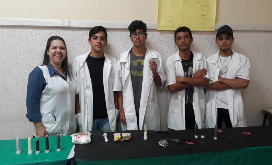 Colégio Rodrigues Alves promove Exposição de Trabalhos de Química" Alunos do Colégio Estadual Rodrigues Alves, localizado em Jaguariaíva, apresentaram na última quinta-feira, dia 28 de novembro, trabalhos e experimentos químicos na “ Exposição de Trabalhos de Química”.