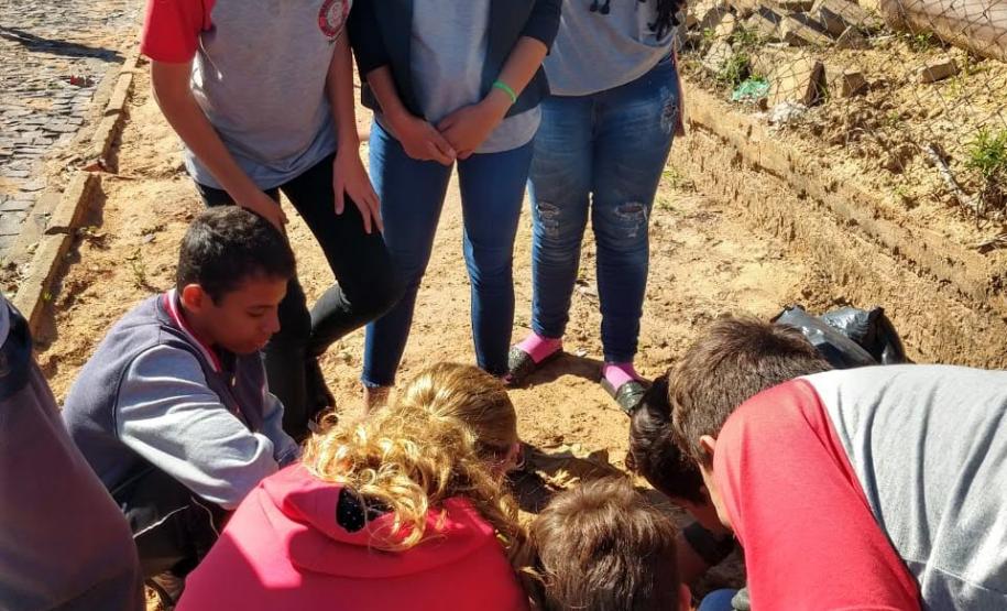 "Dia D - de Combate ao Aedes aegypti" - NRE de Wenceslau Braz e Estabelecimentos de Ensino. Cientes que a medida em que avançamos nos períodos climáticos de maiores temperaturas, neste caso, o verão, período de grande incidência de casos de dengue, o "Dia D - de Combate ao Aedes aegypti" realizado em 18 de dezembro de 2019, tem como objetivo intensificar a mobilização de um maior número de pessoas para que assumam ações de combate ao mosquito Aedes aegypti como hábito contínuo.