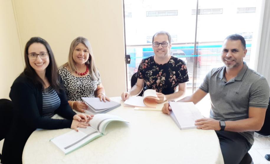 O Núcleo Regional de Educação de Wenceslau Braz, representado pelo chefe Joaquim Gabriel Faustinoni  juntamente com a técnica do NCPM ( Núcleo de Cooperação Pedagógica com os Municípios) Cristina Isabel, visitaram no decorrer do mês de fevereiro as Secretárias Municipais de Educação, onde realizaram a entrega de coleções de exemplares do Referencial Curricular do Paraná para que as mesmas distribuam entre suas escolas.