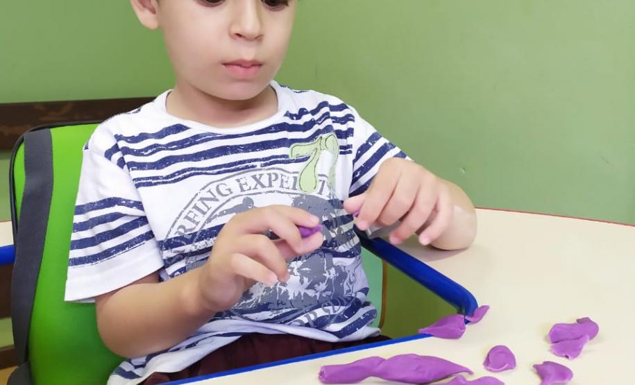 Na Escola de Educação Especial Rafael Ribeiro de Lara, situada no município de Arapoti, adaptou-se um espaço sensorial, dentro da própria sala de aula para auxiliar no desenvolvimento da concentração, motricidade, criatividade e sentido tátil dos alunos.